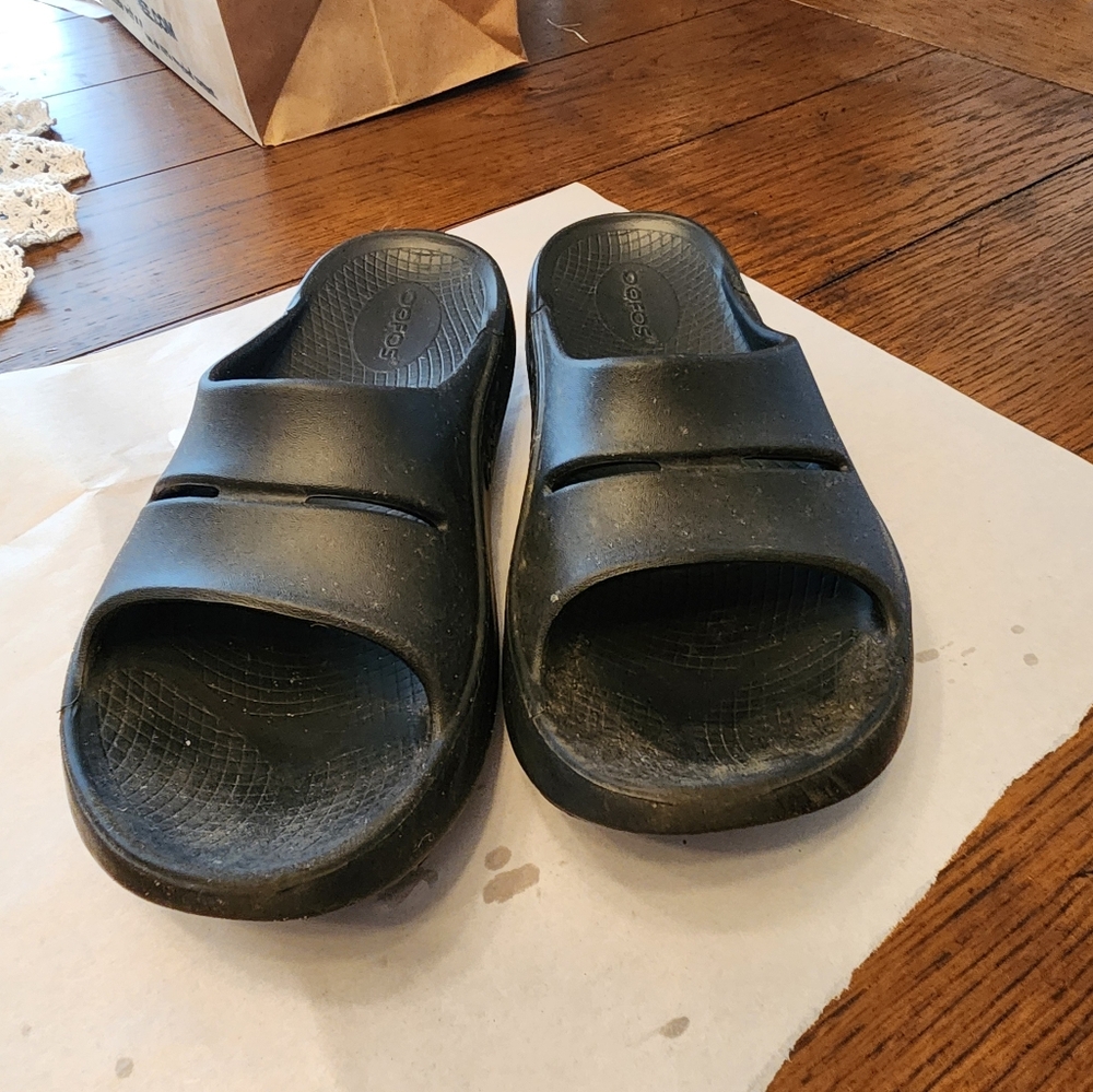 Oofos size 5 womans flip flops